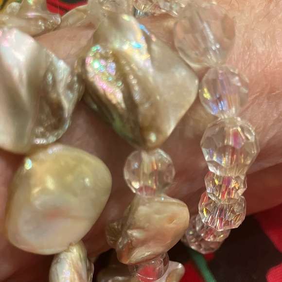 BRACELET FEATURING NATURAL IRIDESCENT SHELL BEADS / FACETED CRYSTAL GLASS BEADS - Picture 3 of 12